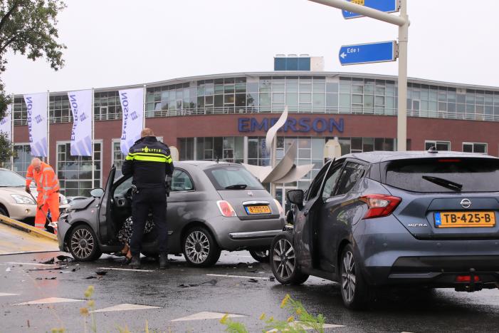 Twee auto's botsen op elkaar op kruising