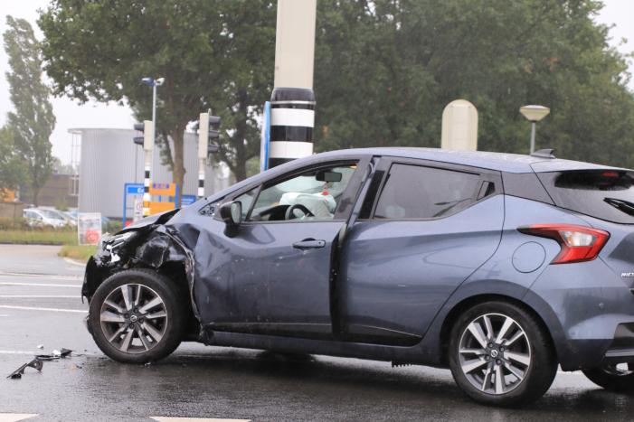 Twee auto's botsen op elkaar op kruising