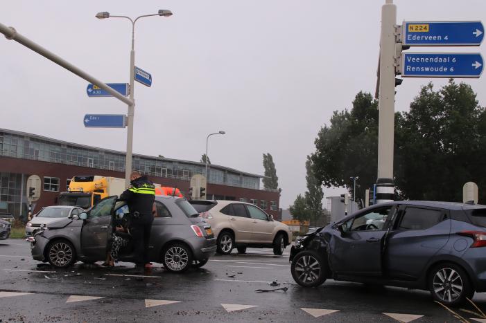Twee auto's botsen op elkaar op kruising