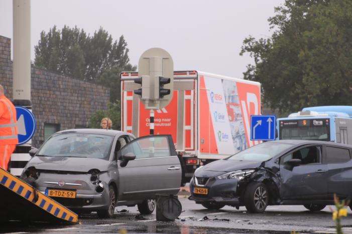 Twee auto's botsen op elkaar op kruising