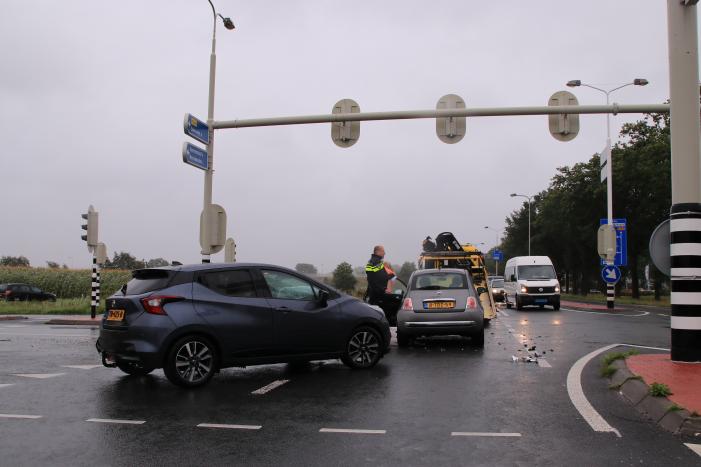 Twee auto's botsen op elkaar op kruising