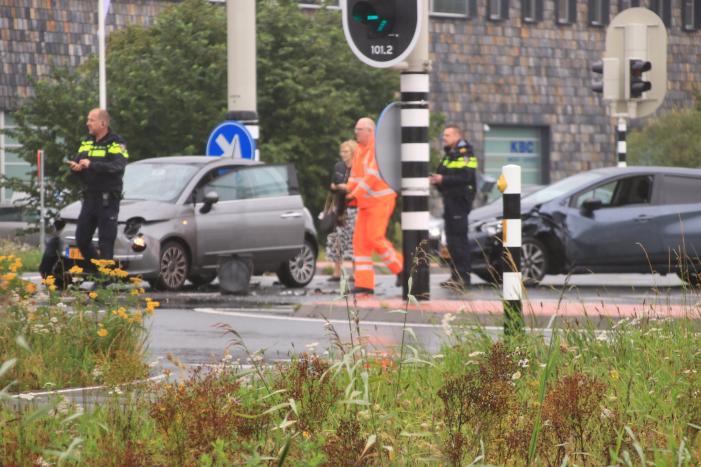 Twee auto's botsen op elkaar op kruising