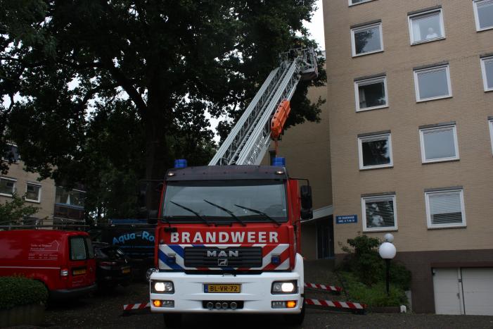 Loshangende takken verwijderd voor ingang