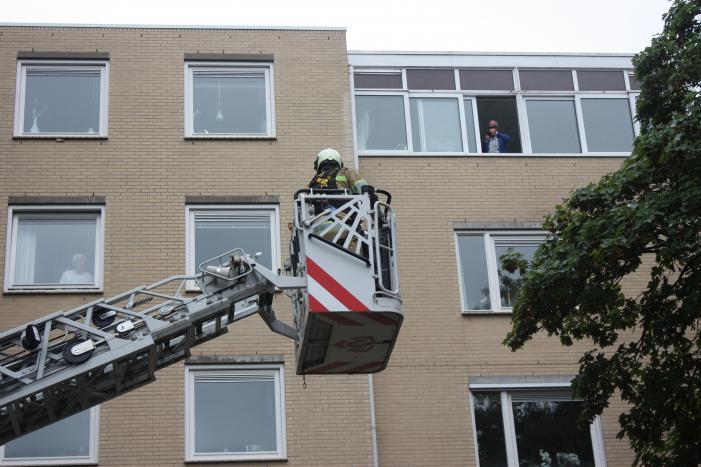 Loshangende takken verwijderd voor ingang