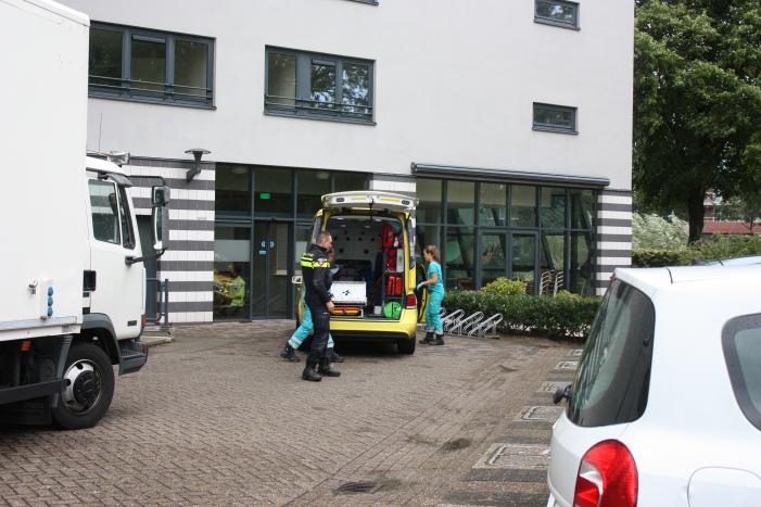 Overleden persoon voor appartementencomplex aangetroffen