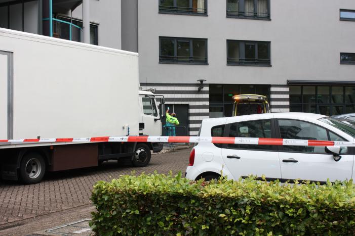 Overleden persoon voor appartementencomplex aangetroffen
