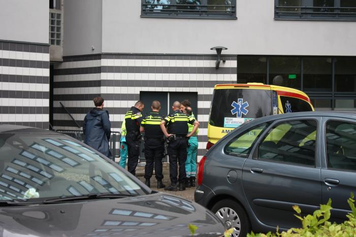 Overleden persoon voor appartementencomplex aangetroffen
