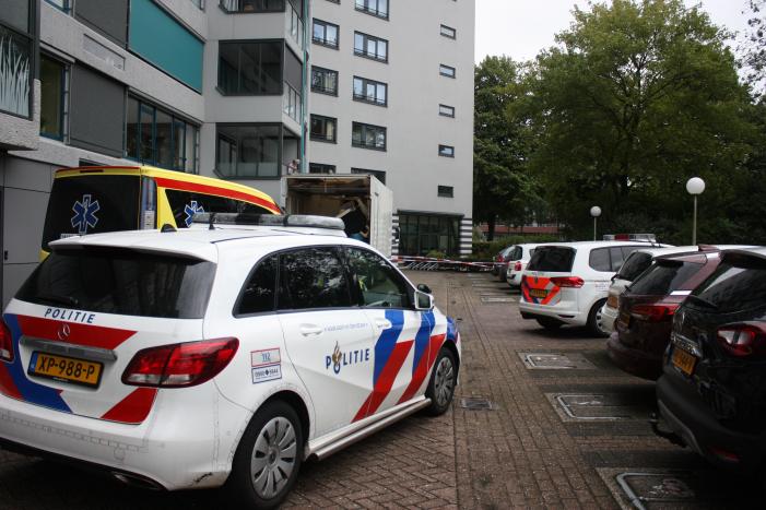 Overleden persoon voor appartementencomplex aangetroffen