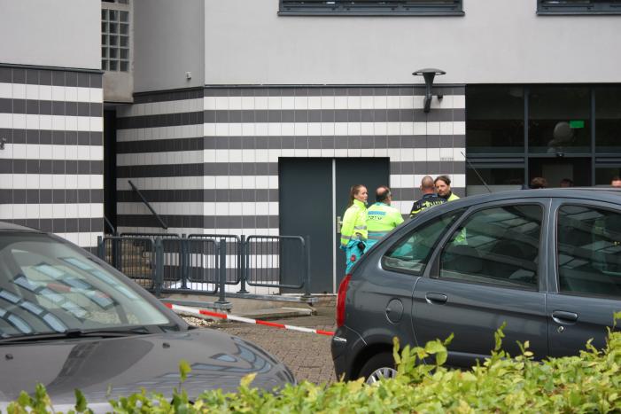 Overleden persoon voor appartementencomplex aangetroffen