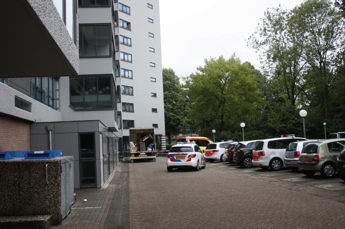 Overleden persoon voor appartementencomplex aangetroffen