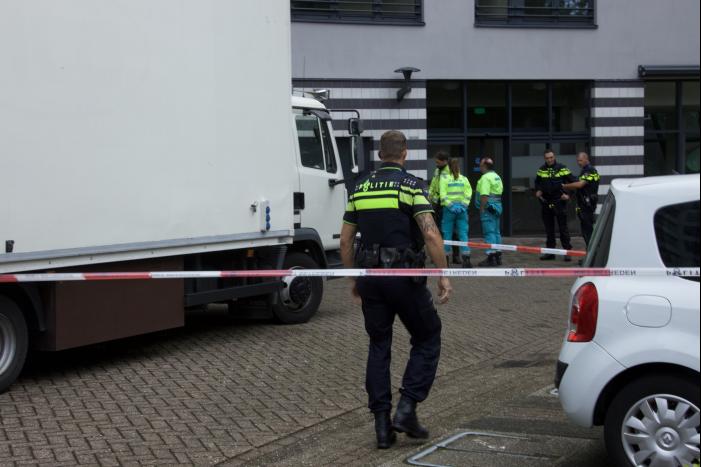 Overleden persoon voor appartementencomplex aangetroffen