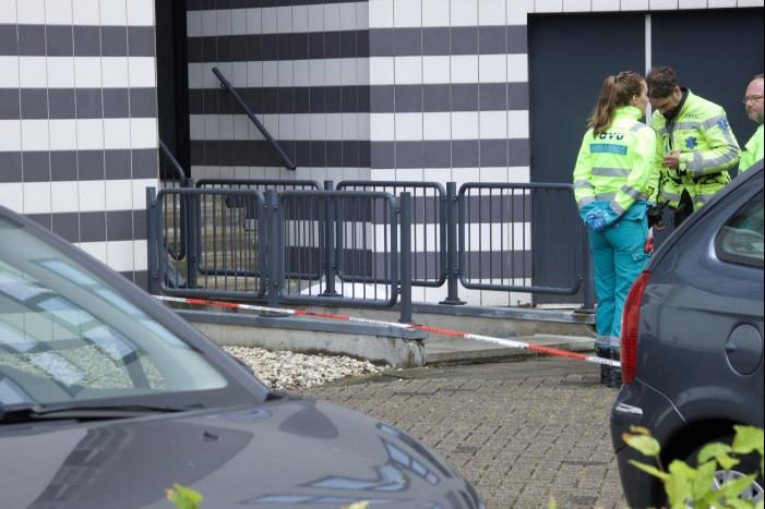 Overleden persoon voor appartementencomplex aangetroffen