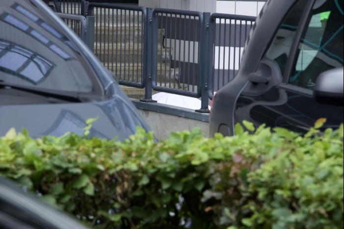 Overleden persoon voor appartementencomplex aangetroffen