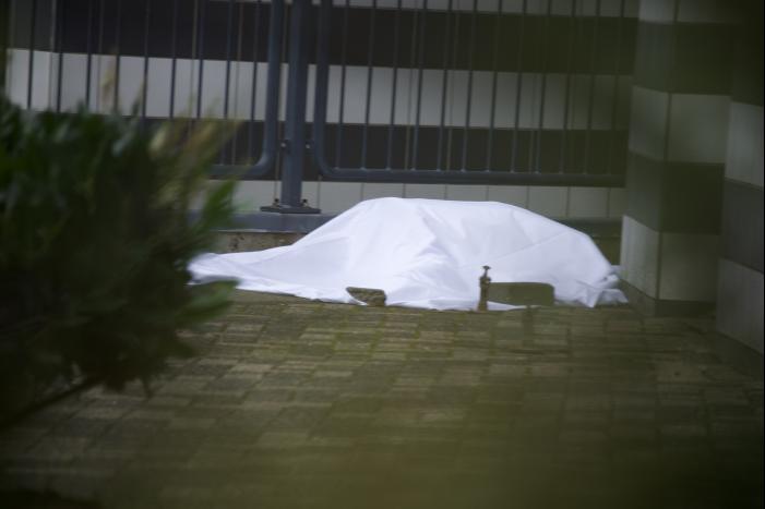 Overleden persoon voor appartementencomplex aangetroffen