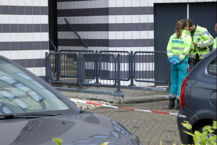 Overleden persoon voor appartementencomplex aangetroffen