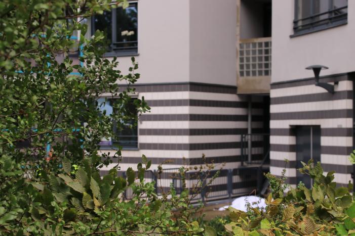 Overleden persoon voor appartementencomplex aangetroffen