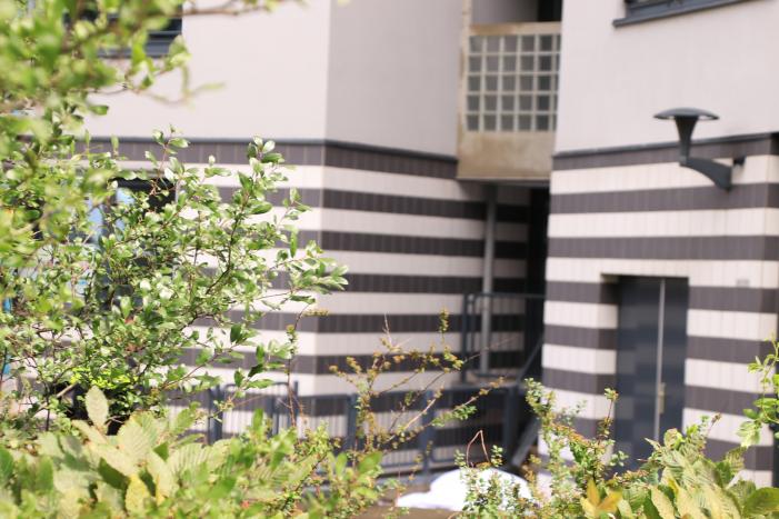 Overleden persoon voor appartementencomplex aangetroffen