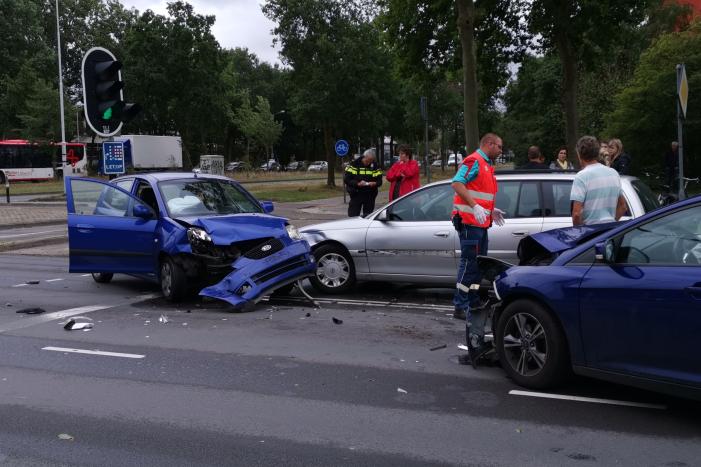 Veel schade bij verkeersongeval met drie auto's
