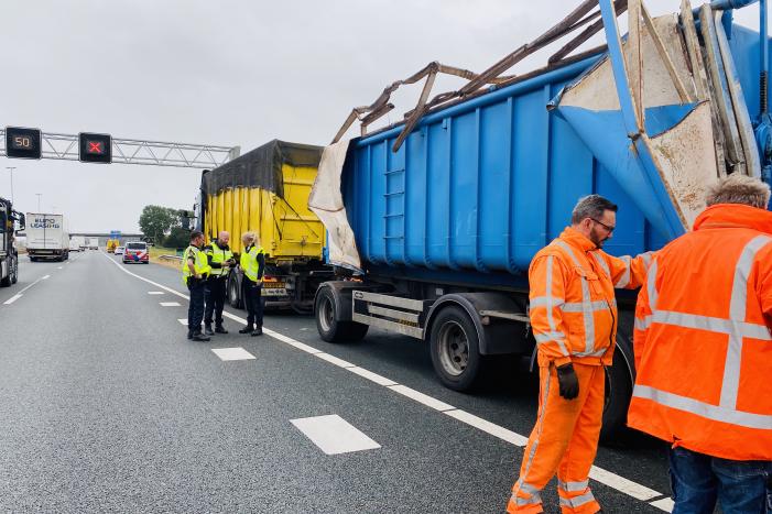 Vrachtwagen ramt met containerbak viaduct