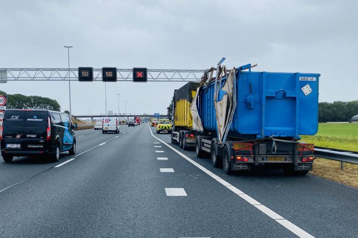 Vrachtwagen ramt met containerbak viaduct