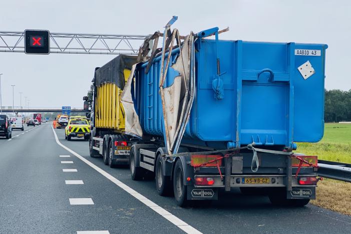 Vrachtwagen ramt met containerbak viaduct