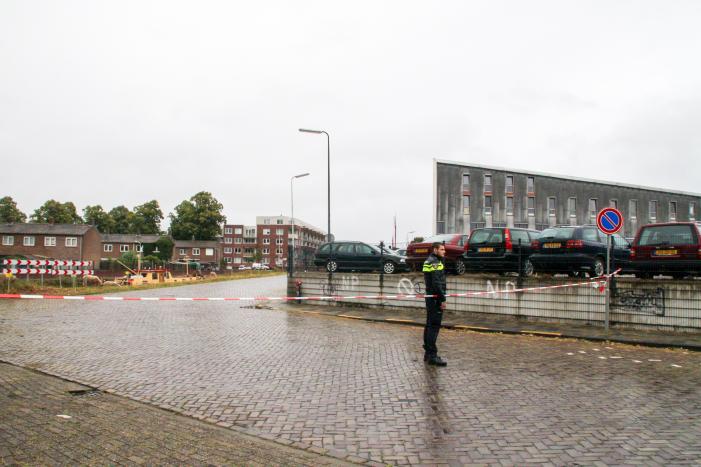 Man met verward gedrag gooit stenen vanaf dak naar agenten