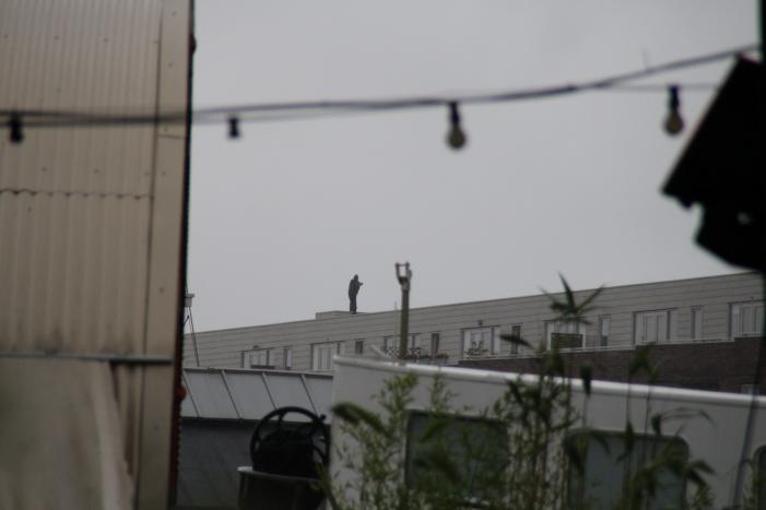 Man met verward gedrag gooit stenen vanaf dak naar agenten