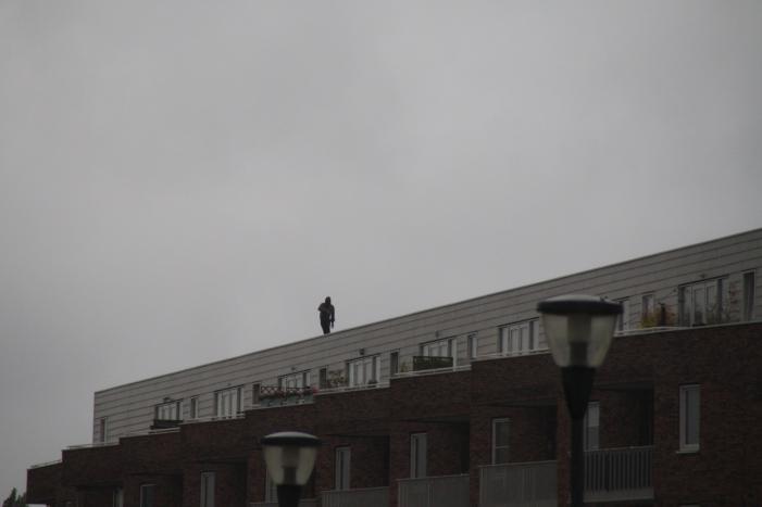 Man met verward gedrag gooit stenen vanaf dak naar agenten