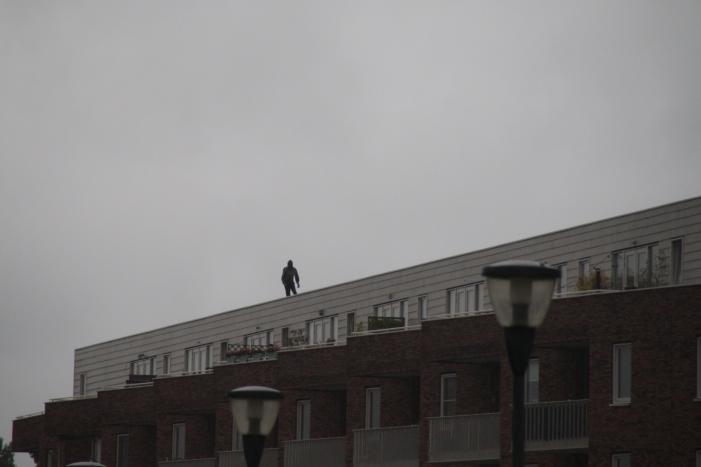 Man met verward gedrag gooit stenen vanaf dak naar agenten