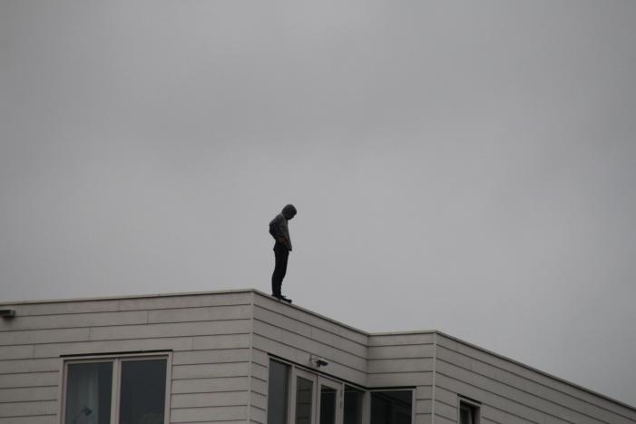Man met verward gedrag gooit stenen vanaf dak naar agenten