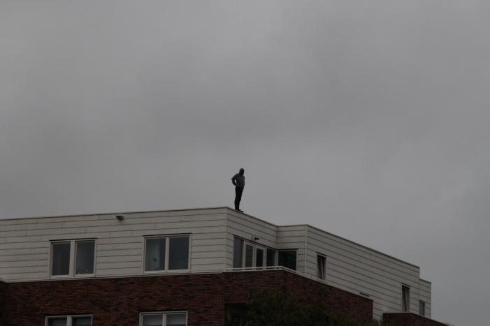 Man met verward gedrag gooit stenen vanaf dak naar agenten