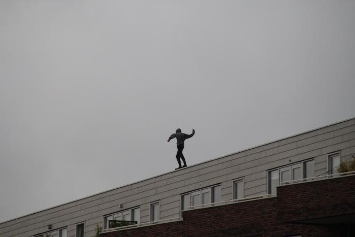 Man met verward gedrag gooit stenen vanaf dak naar agenten