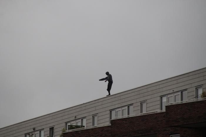 Man met verward gedrag gooit stenen vanaf dak naar agenten