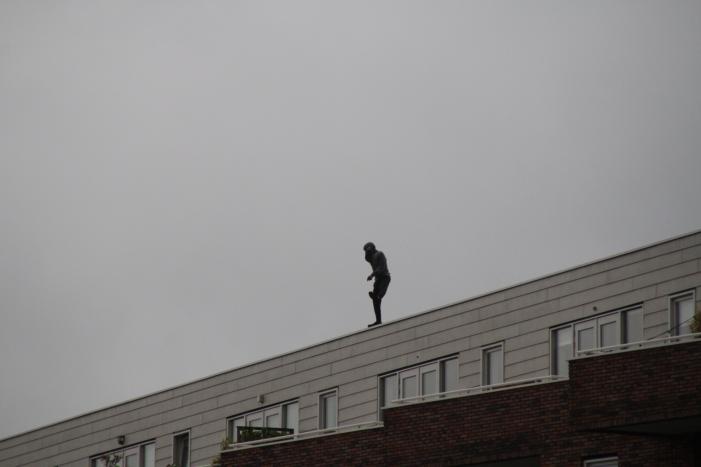 Man met verward gedrag gooit stenen vanaf dak naar agenten