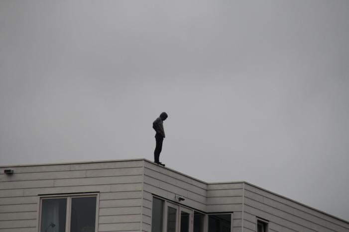 Man met verward gedrag gooit stenen vanaf dak naar agenten