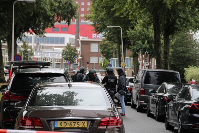 Man met verward gedrag gooit stenen vanaf dak naar agenten