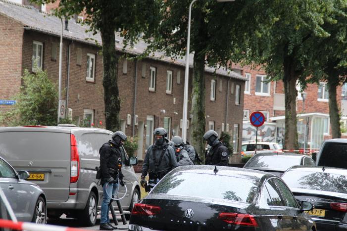 Man met verward gedrag gooit stenen vanaf dak naar agenten