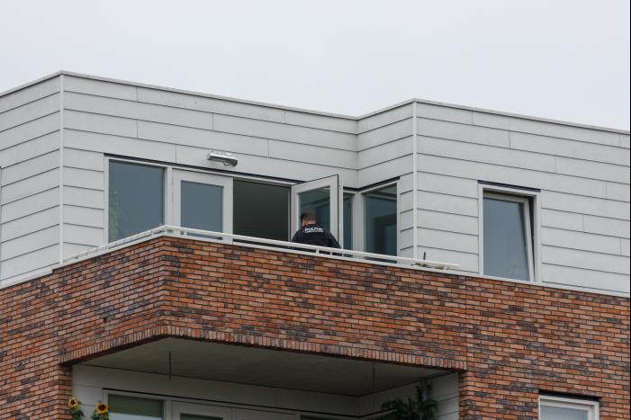 Man met verward gedrag gooit stenen vanaf dak naar agenten