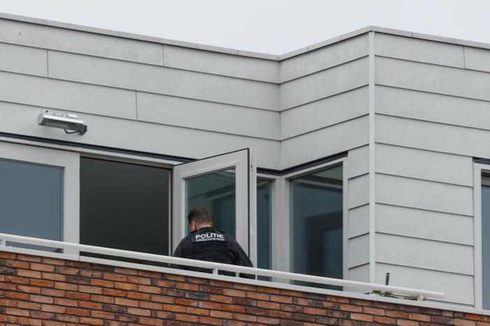 Man met verward gedrag gooit stenen vanaf dak naar agenten