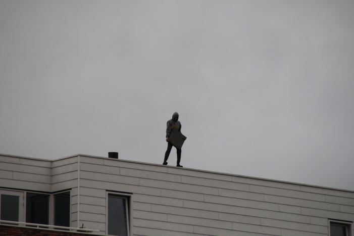 Man met verward gedrag gooit stenen vanaf dak naar agenten