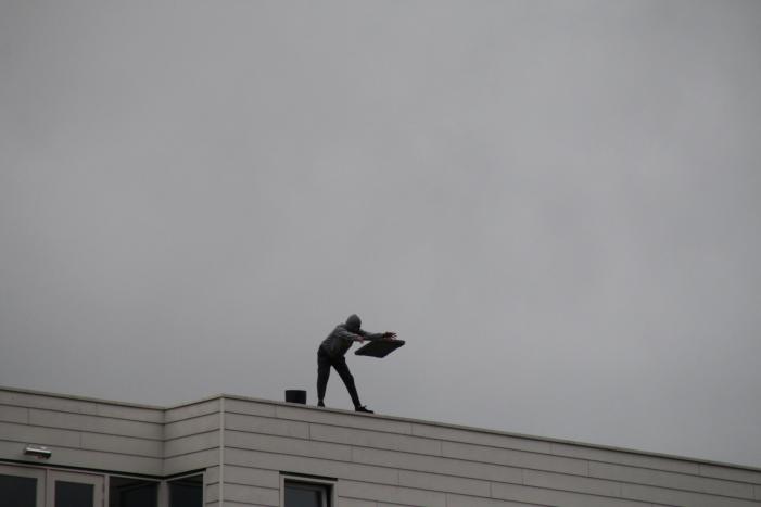 Man met verward gedrag gooit stenen vanaf dak naar agenten