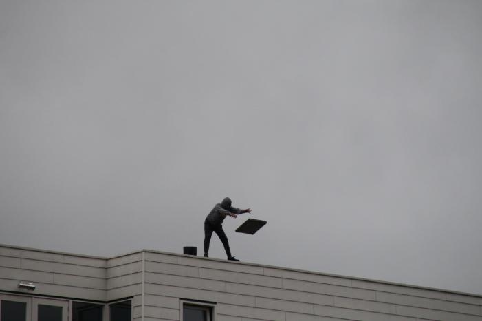 Man met verward gedrag gooit stenen vanaf dak naar agenten