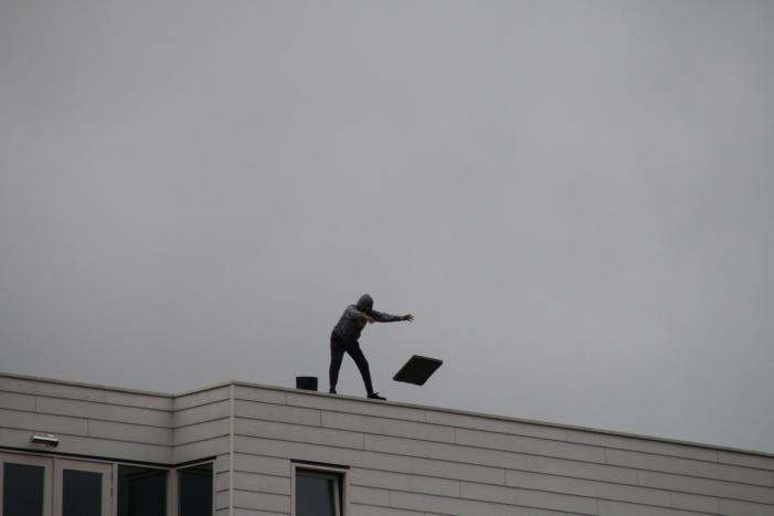 Man met verward gedrag gooit stenen vanaf dak naar agenten