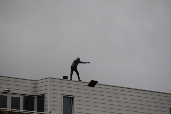 Man met verward gedrag gooit stenen vanaf dak naar agenten