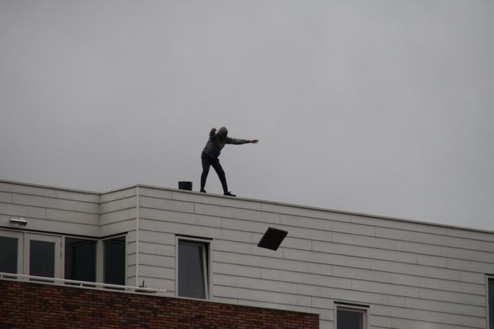Man met verward gedrag gooit stenen vanaf dak naar agenten