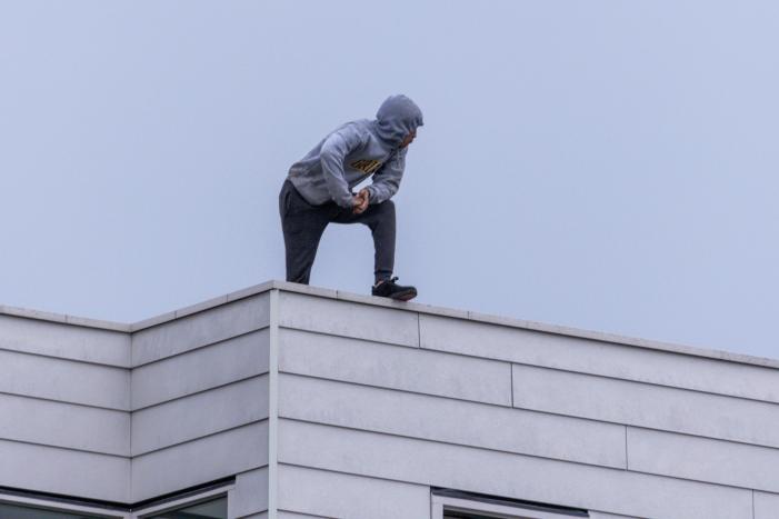 Man met verward gedrag gooit stenen vanaf dak naar agenten