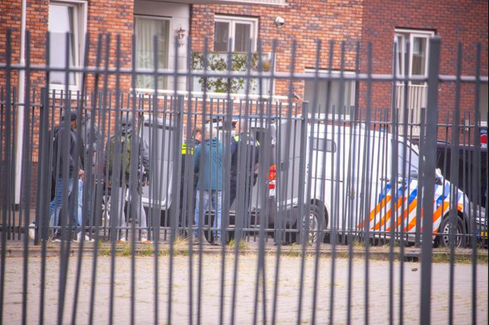 Man met verward gedrag gooit stenen vanaf dak naar agenten