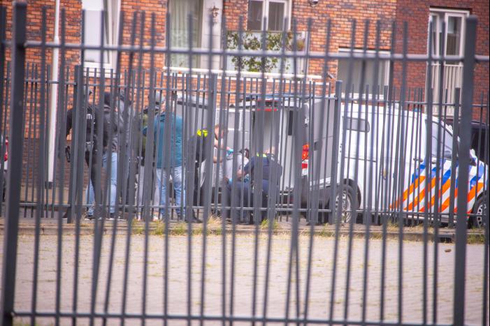 Man met verward gedrag gooit stenen vanaf dak naar agenten