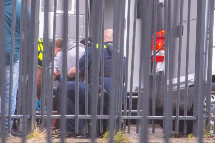 Man met verward gedrag gooit stenen vanaf dak naar agenten