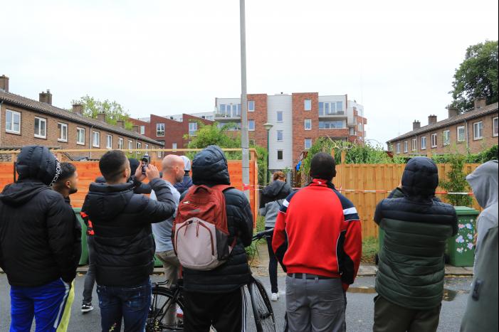 Man met verward gedrag gooit stenen vanaf dak naar agenten